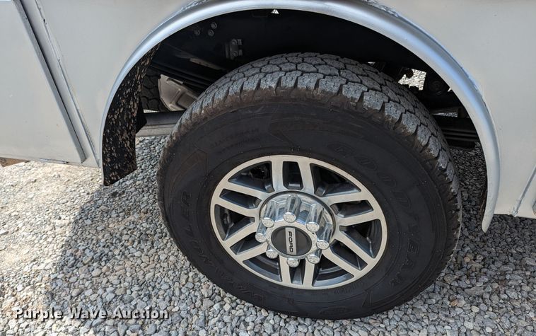 image for item MX9293 2018 Ford  F350 Super Duty  Crew Cab utility bed pickup truck