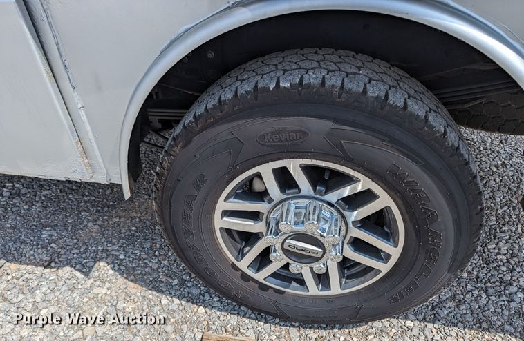 image for item MX9293 2018 Ford  F350 Super Duty  Crew Cab utility bed pickup truck