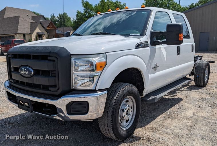 image for item MX9294 2015 Ford F350 Super Duty  Crew Cab pickup truck cab and chassis