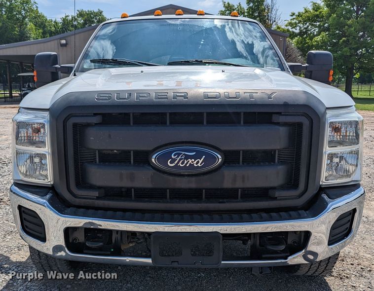 image for item MX9294 2015 Ford F350 Super Duty  Crew Cab pickup truck cab and chassis