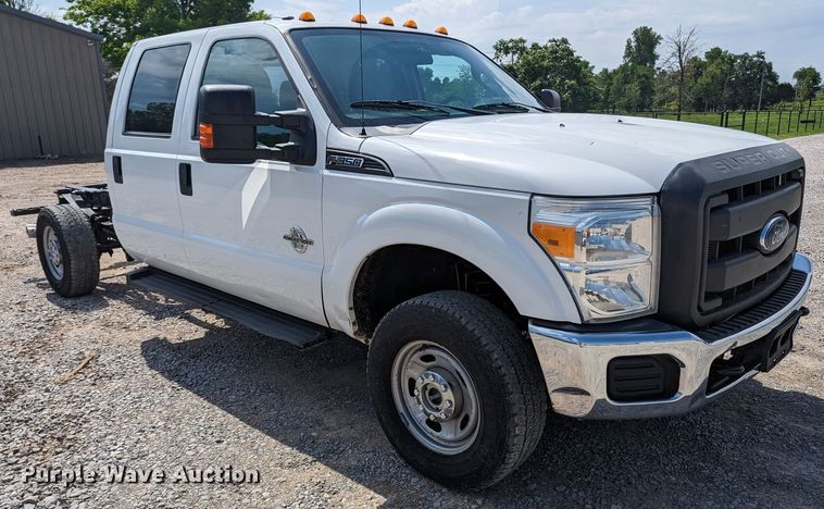 image for item MX9294 2015 Ford F350 Super Duty  Crew Cab pickup truck cab and chassis