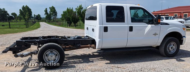 image for item MX9294 2015 Ford F350 Super Duty  Crew Cab pickup truck cab and chassis