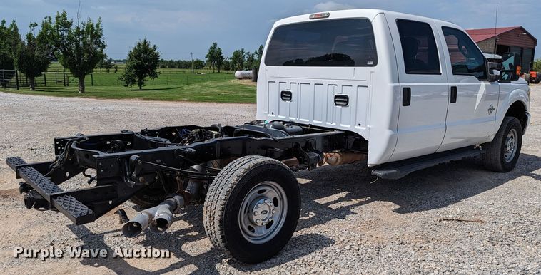 image for item MX9294 2015 Ford F350 Super Duty  Crew Cab pickup truck cab and chassis