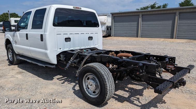 image for item MX9294 2015 Ford F350 Super Duty  Crew Cab pickup truck cab and chassis