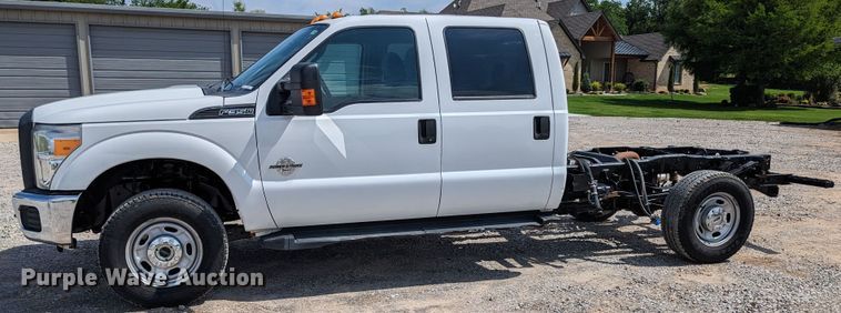 image for item MX9294 2015 Ford F350 Super Duty  Crew Cab pickup truck cab and chassis