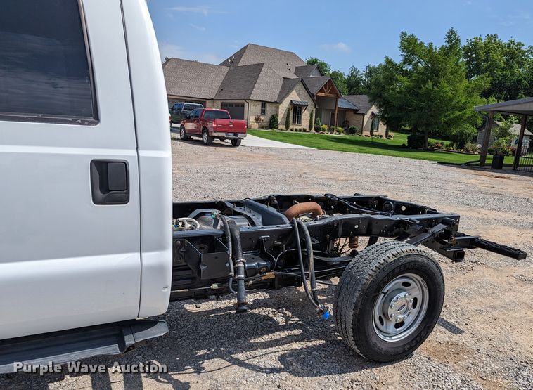 image for item MX9294 2015 Ford F350 Super Duty  Crew Cab pickup truck cab and chassis