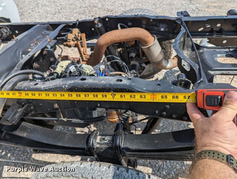 image for item MX9294 2015 Ford F350 Super Duty  Crew Cab pickup truck cab and chassis