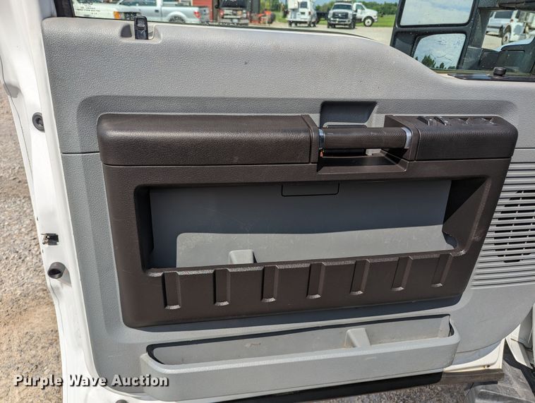 image for item MX9294 2015 Ford F350 Super Duty  Crew Cab pickup truck cab and chassis