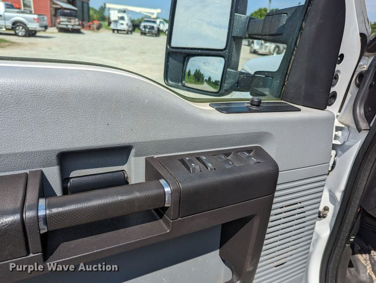 image for item MX9294 2015 Ford F350 Super Duty  Crew Cab pickup truck cab and chassis