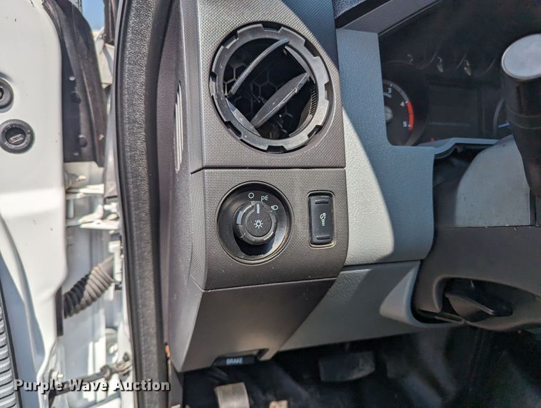 image for item MX9294 2015 Ford F350 Super Duty  Crew Cab pickup truck cab and chassis