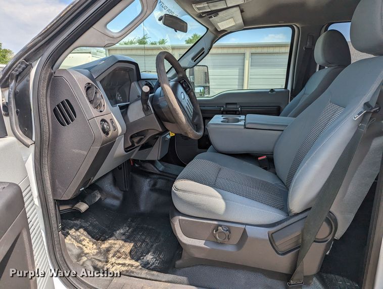 image for item MX9294 2015 Ford F350 Super Duty  Crew Cab pickup truck cab and chassis