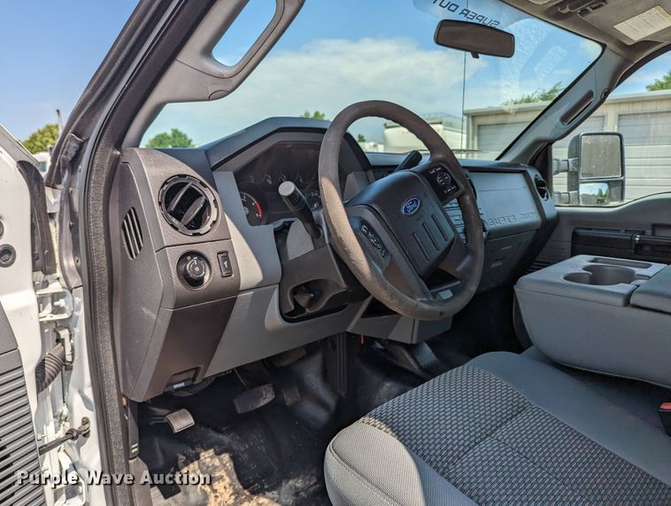 image for item MX9294 2015 Ford F350 Super Duty  Crew Cab pickup truck cab and chassis