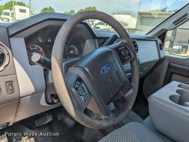 image for item MX9294 2015 Ford F350 Super Duty  Crew Cab pickup truck cab and chassis