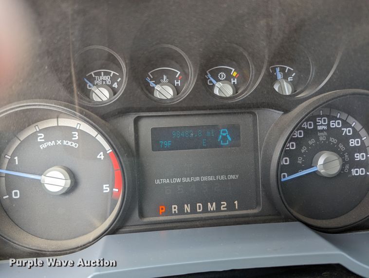 image for item MX9294 2015 Ford F350 Super Duty  Crew Cab pickup truck cab and chassis