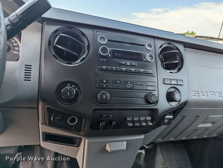 image for item MX9294 2015 Ford F350 Super Duty  Crew Cab pickup truck cab and chassis