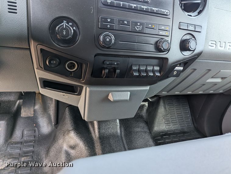 image for item MX9294 2015 Ford F350 Super Duty  Crew Cab pickup truck cab and chassis