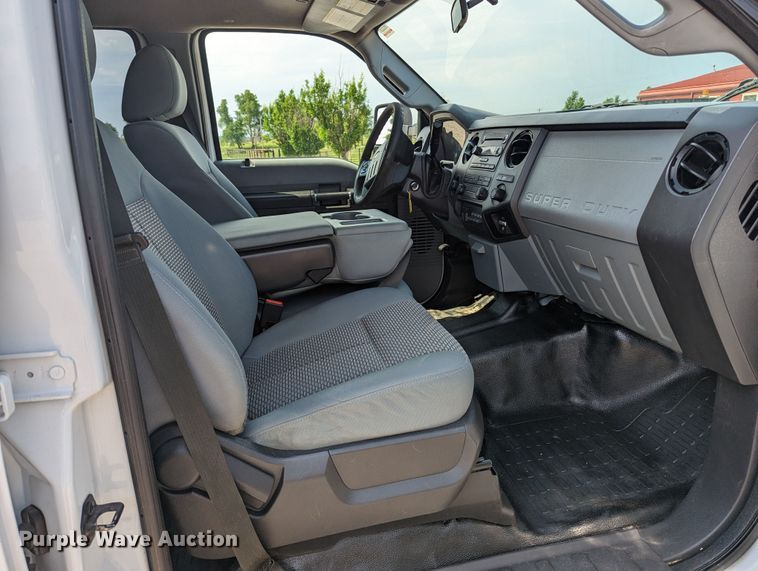 image for item MX9294 2015 Ford F350 Super Duty  Crew Cab pickup truck cab and chassis