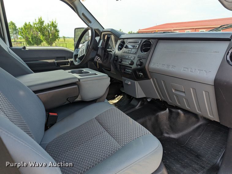 image for item MX9294 2015 Ford F350 Super Duty  Crew Cab pickup truck cab and chassis