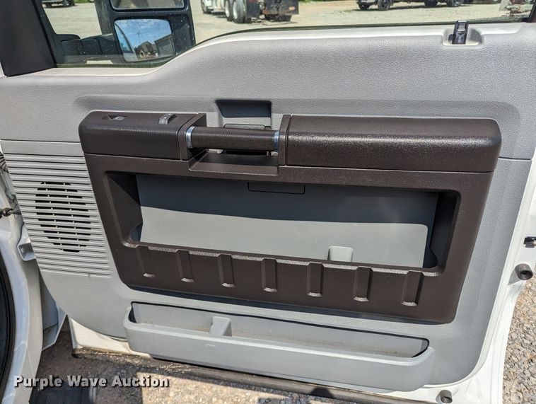 image for item MX9294 2015 Ford F350 Super Duty  Crew Cab pickup truck cab and chassis