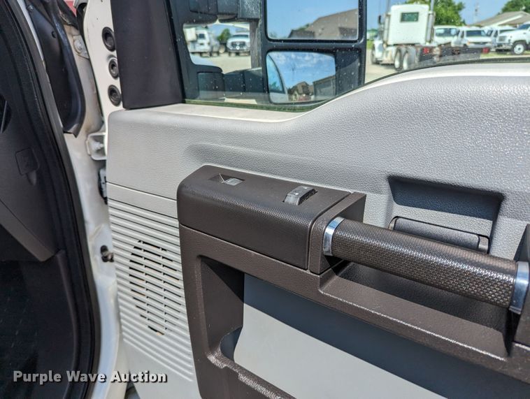 image for item MX9294 2015 Ford F350 Super Duty  Crew Cab pickup truck cab and chassis