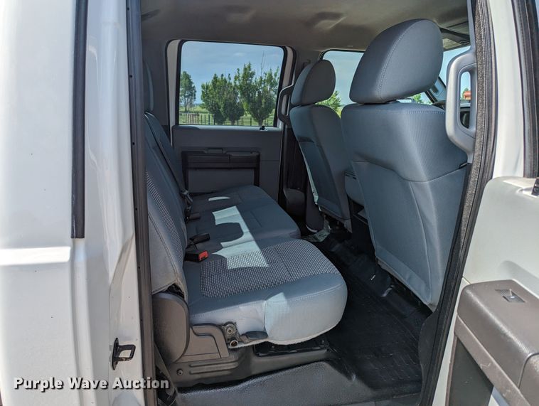 image for item MX9294 2015 Ford F350 Super Duty  Crew Cab pickup truck cab and chassis