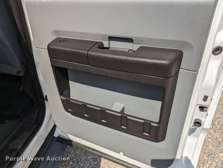 image for item MX9294 2015 Ford F350 Super Duty  Crew Cab pickup truck cab and chassis