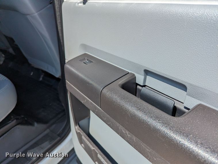 image for item MX9294 2015 Ford F350 Super Duty  Crew Cab pickup truck cab and chassis