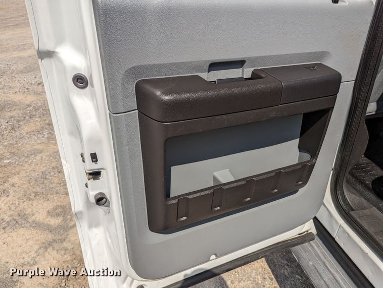 image for item MX9294 2015 Ford F350 Super Duty  Crew Cab pickup truck cab and chassis