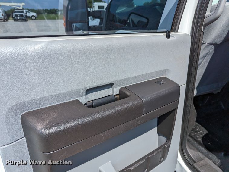 image for item MX9294 2015 Ford F350 Super Duty  Crew Cab pickup truck cab and chassis