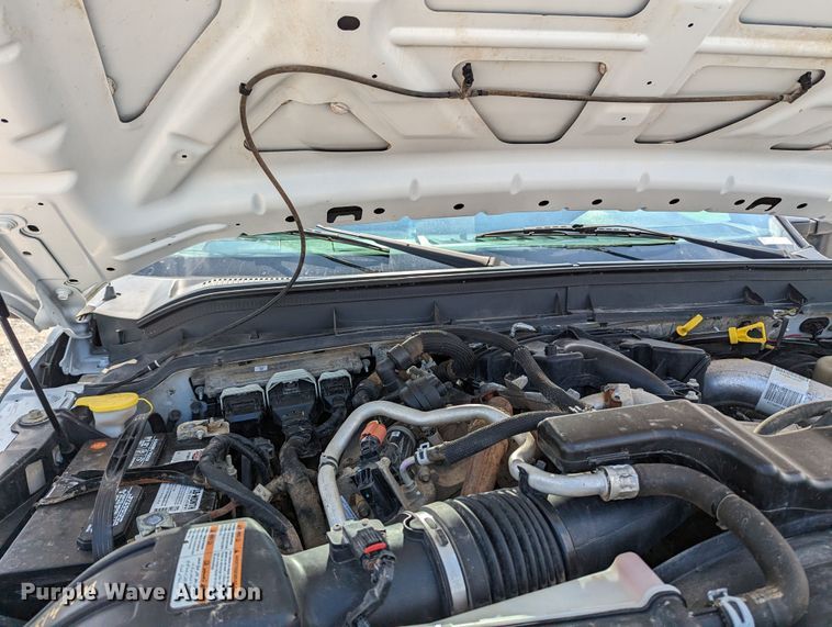 image for item MX9294 2015 Ford F350 Super Duty  Crew Cab pickup truck cab and chassis