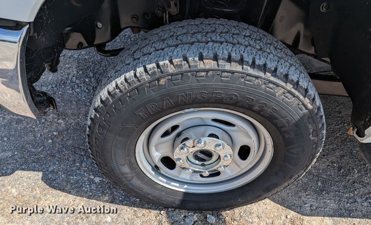 image for item MX9294 2015 Ford F350 Super Duty  Crew Cab pickup truck cab and chassis