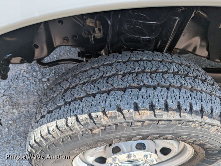 image for item MX9294 2015 Ford F350 Super Duty  Crew Cab pickup truck cab and chassis