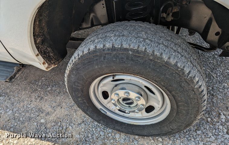 image for item MX9294 2015 Ford F350 Super Duty  Crew Cab pickup truck cab and chassis