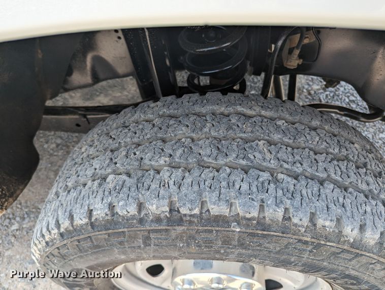 image for item MX9294 2015 Ford F350 Super Duty  Crew Cab pickup truck cab and chassis