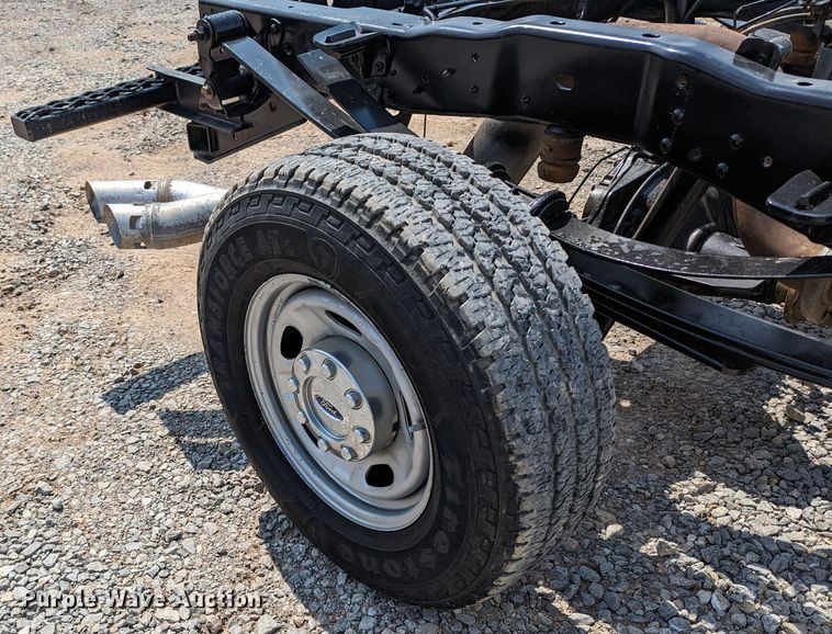 image for item MX9294 2015 Ford F350 Super Duty  Crew Cab pickup truck cab and chassis