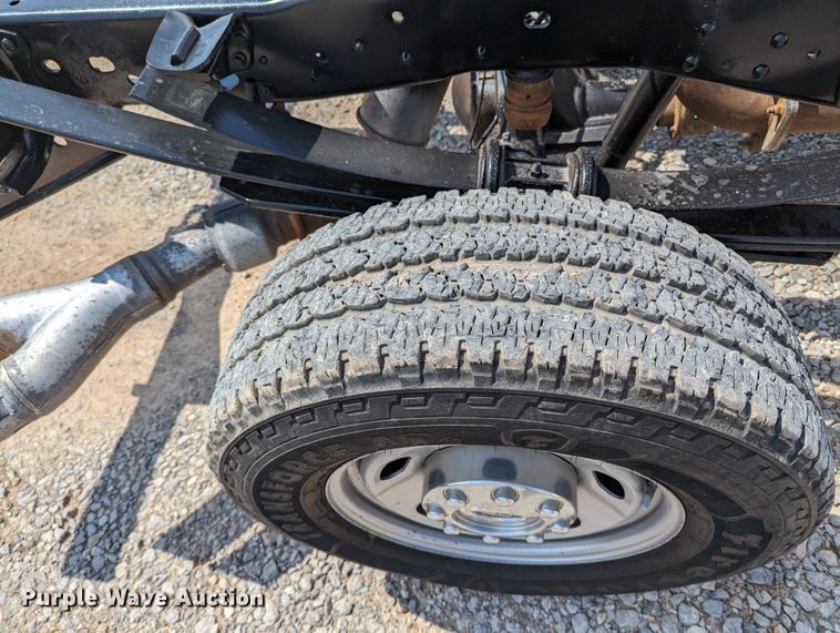 image for item MX9294 2015 Ford F350 Super Duty  Crew Cab pickup truck cab and chassis