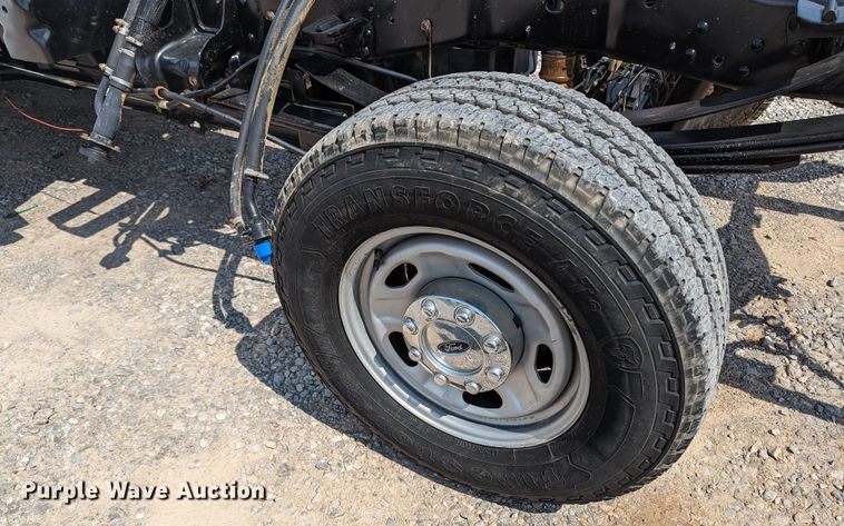 image for item MX9294 2015 Ford F350 Super Duty  Crew Cab pickup truck cab and chassis