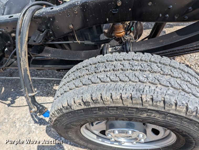 image for item MX9294 2015 Ford F350 Super Duty  Crew Cab pickup truck cab and chassis