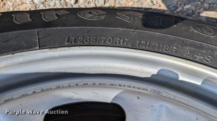 image for item MX9294 2015 Ford F350 Super Duty  Crew Cab pickup truck cab and chassis