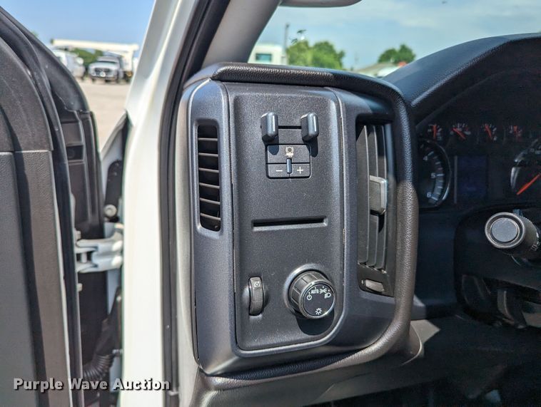 image for item MX9297 2015 Chevrolet 2500HD  Crew Cab pickup truck