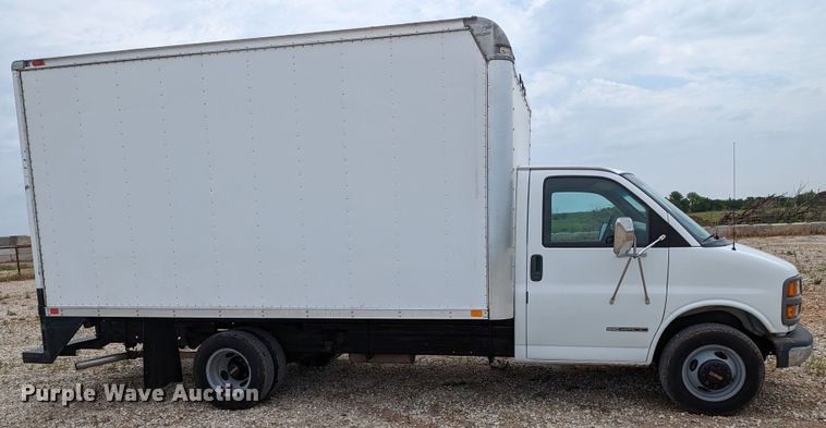 image for item MX9298 2002 GMC Savana  box truck