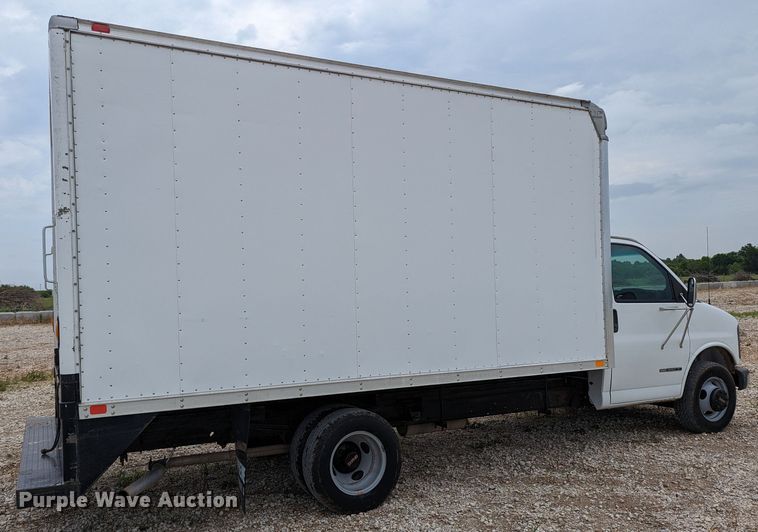 image for item MX9298 2002 GMC Savana  box truck