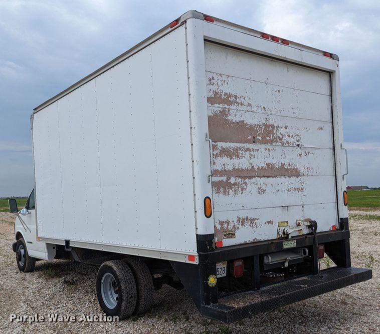 image for item MX9298 2002 GMC Savana  box truck