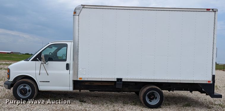 image for item MX9298 2002 GMC Savana  box truck