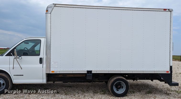 image for item MX9298 2002 GMC Savana  box truck