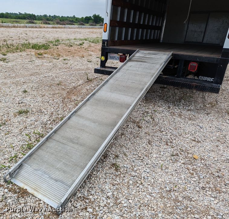 image for item MX9298 2002 GMC Savana  box truck