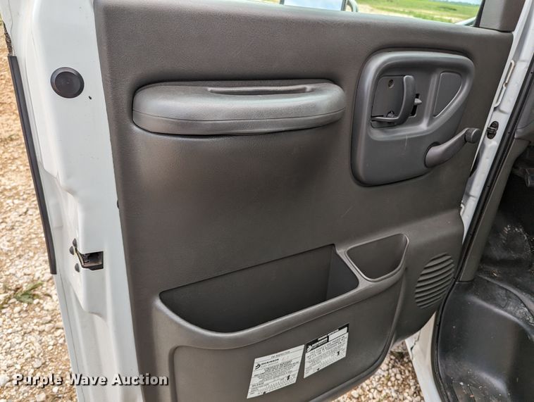 image for item MX9298 2002 GMC Savana  box truck