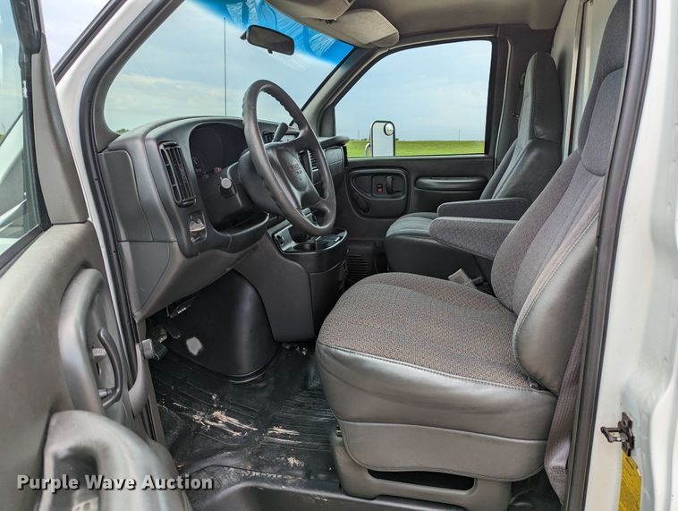 image for item MX9298 2002 GMC Savana  box truck