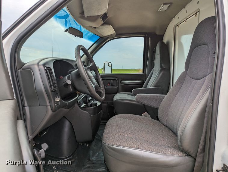 image for item MX9298 2002 GMC Savana  box truck