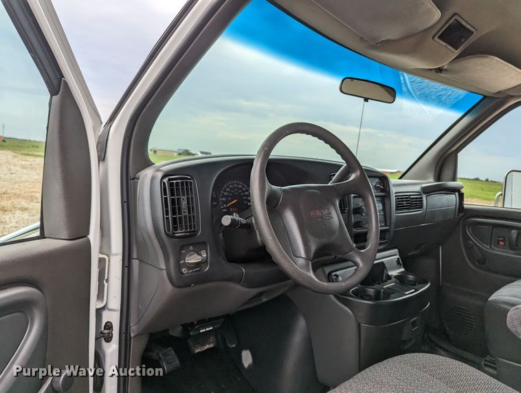 image for item MX9298 2002 GMC Savana  box truck